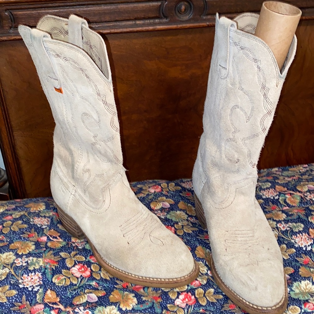 Mens sz 7 Women 8.5 fantastic tan suede boots by Levi’s